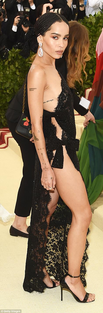 4BF4475800000578-5701183-Sultry_Zoe_Kravitz_looked_beautiful_in_her_Saint_Laurent_lace_lo-m-297_1525738473425