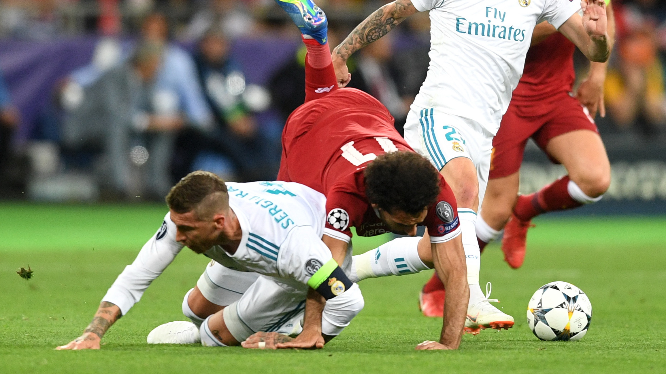 sergio-ramos-real-madrid-mohamed-salah-liverpool-champions-league-2018_16tiou1g6e84a1tyw2q38954ih