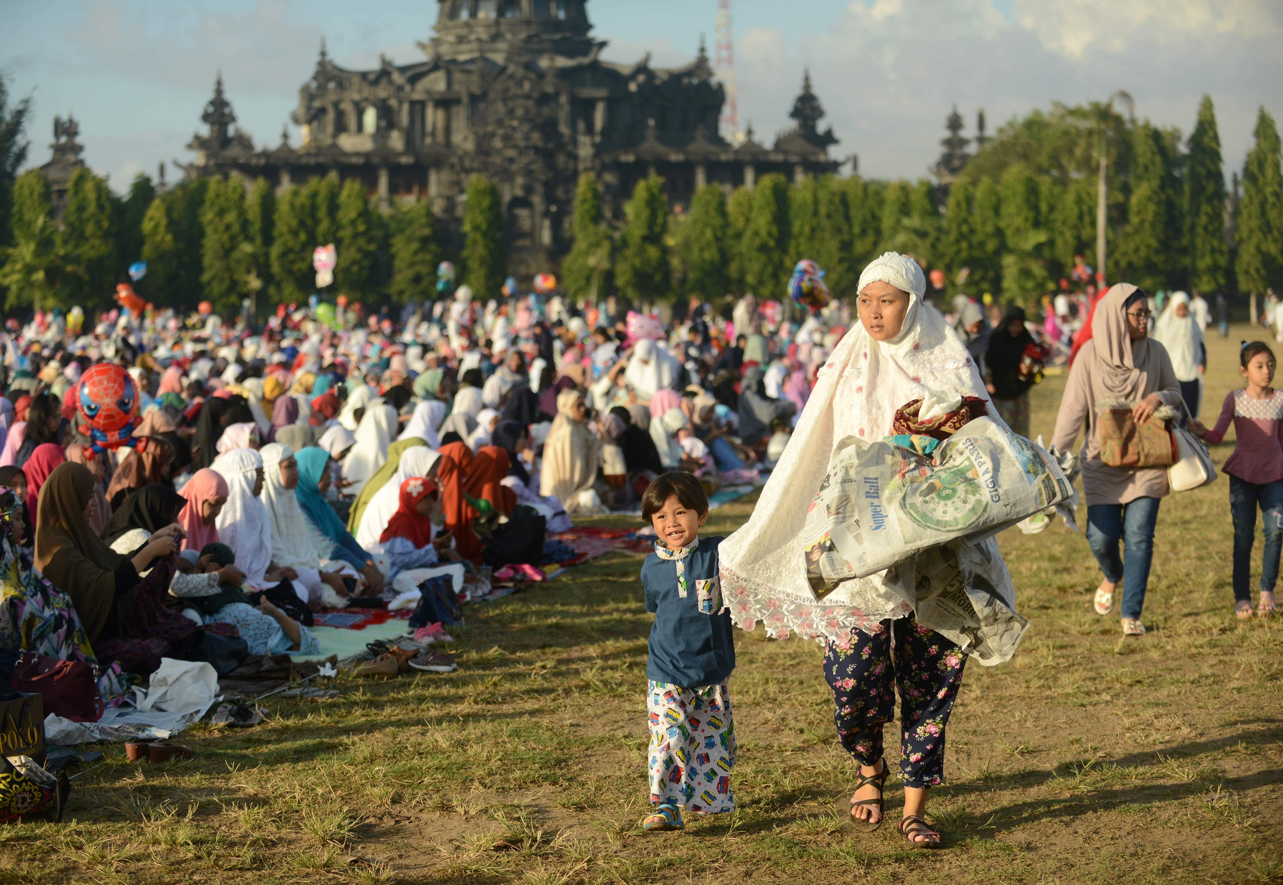 سيدات يصلين عيد الفطر فى اندونيسيا