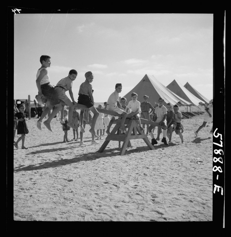 اطفال من اليونان يلعبون بمعسكر عيون موسى