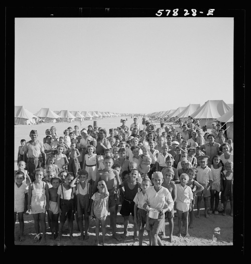 لاجئون من يوغسلافيا فى معسكر الشط بالسويس
