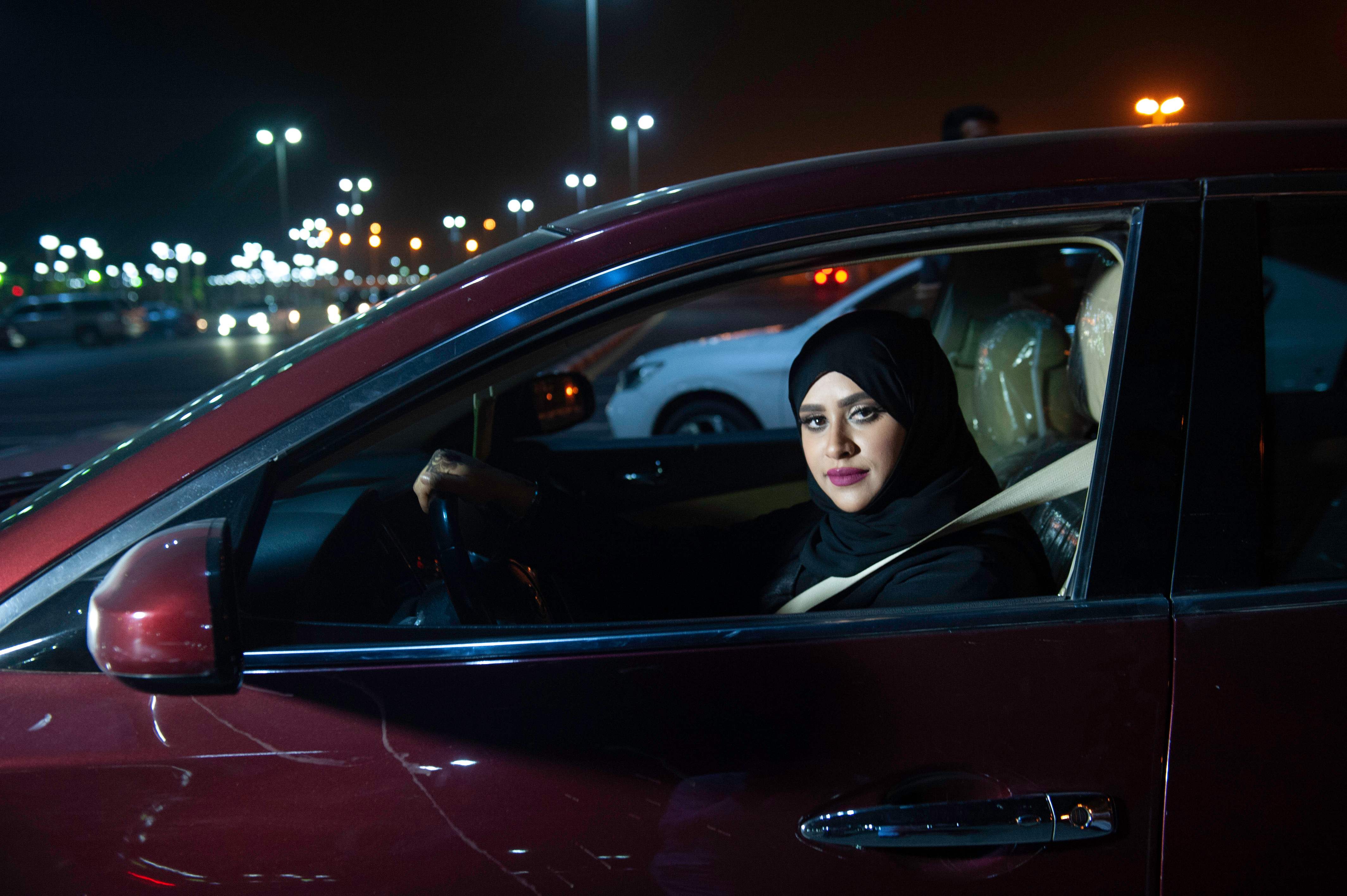 قيادة سيدة سعودية لسياراتها