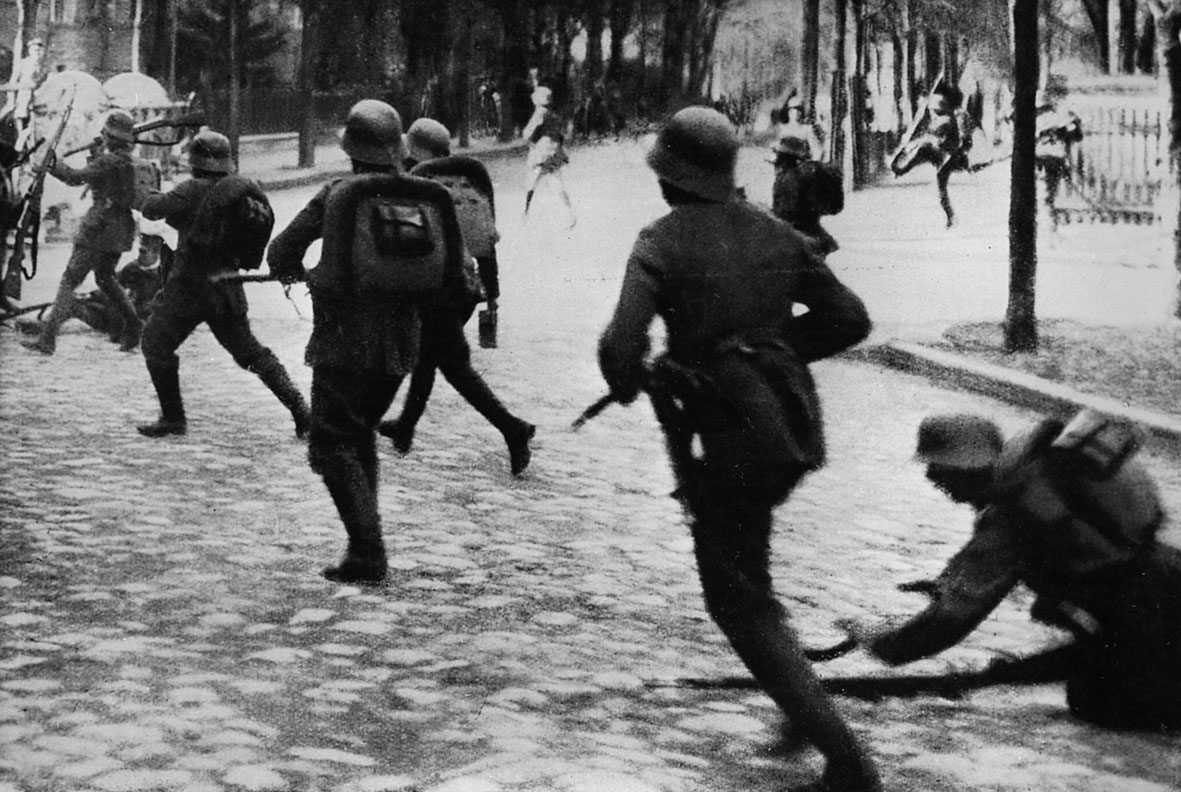 جنود ألمان يقمعون الثورة الألمانية 1918 والتى انتهت بالفشل