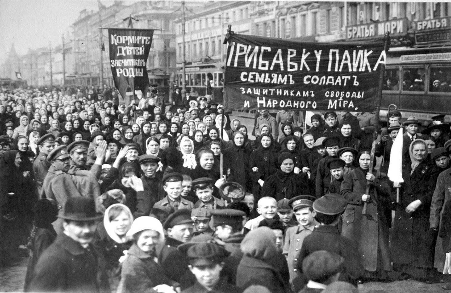 النساء والجنود قدن ثورة فبراير 1917 فى روسيا
