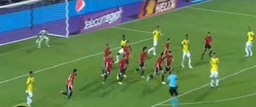 لاعبي مصر بالكامل في منطقة جزاء المنتخب في مباراته مع كولومبيا