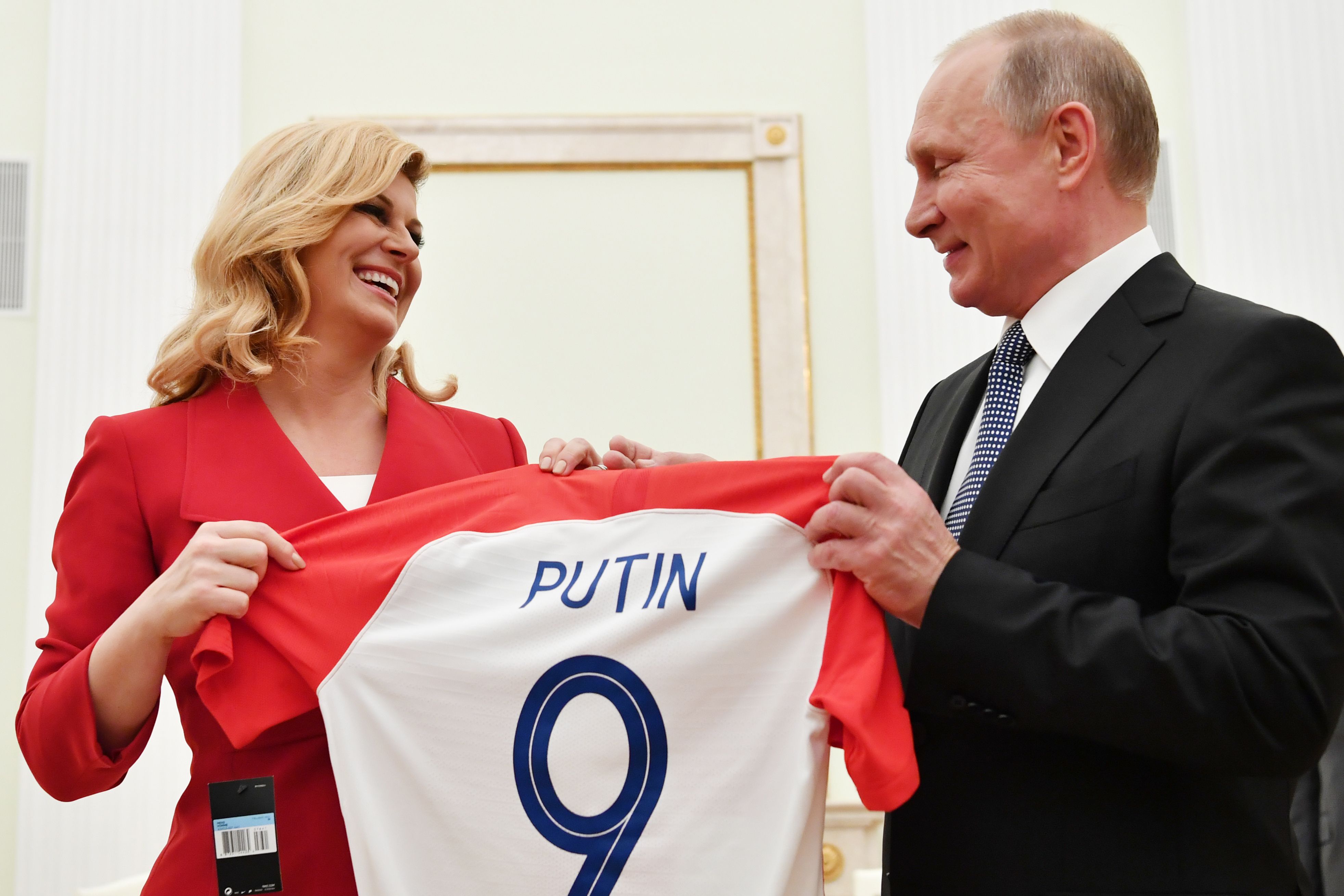729093-رئيسة-كرواتيا-تهدى-بوتين-قميص-منتخب-بلادها-قبل-نهائى-كأس-العالم