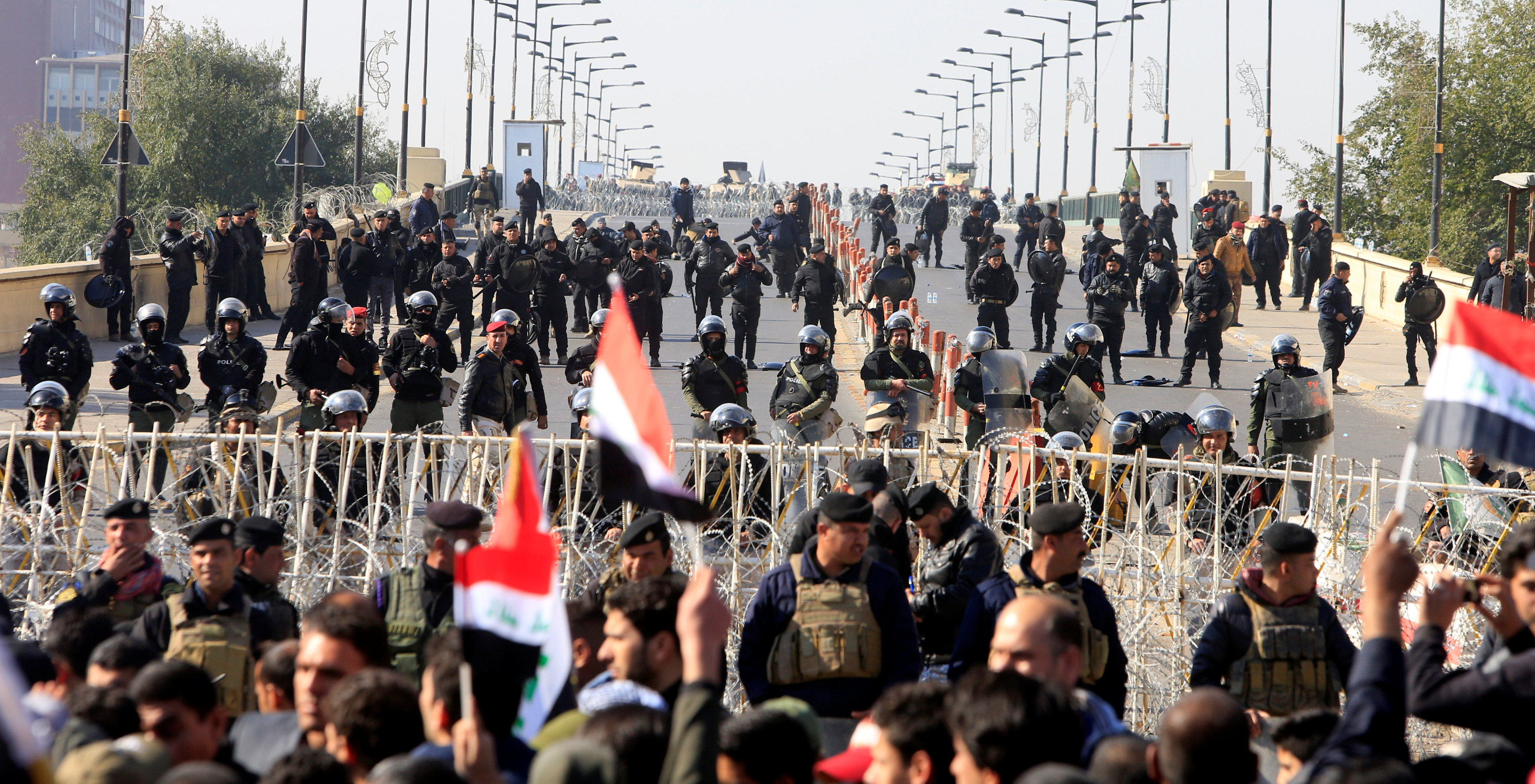 1622196-الشرطة-العراقية-تواجه-مظاهرات-أنصار-مقتدى-الصدر