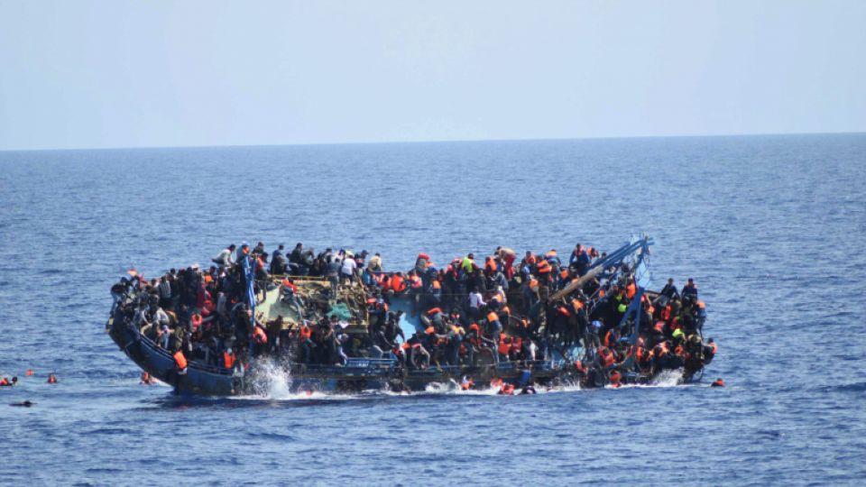 غرق مركب للاجئين فى عرض البحر