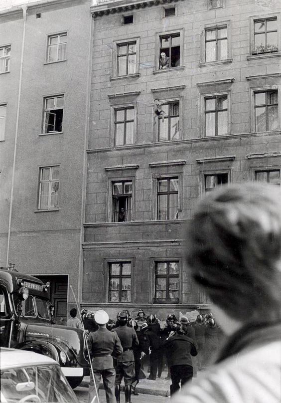 جد يلقى بحفيده هربا من أحد النوافذ المطلة على الجدار اكتوبر 1961