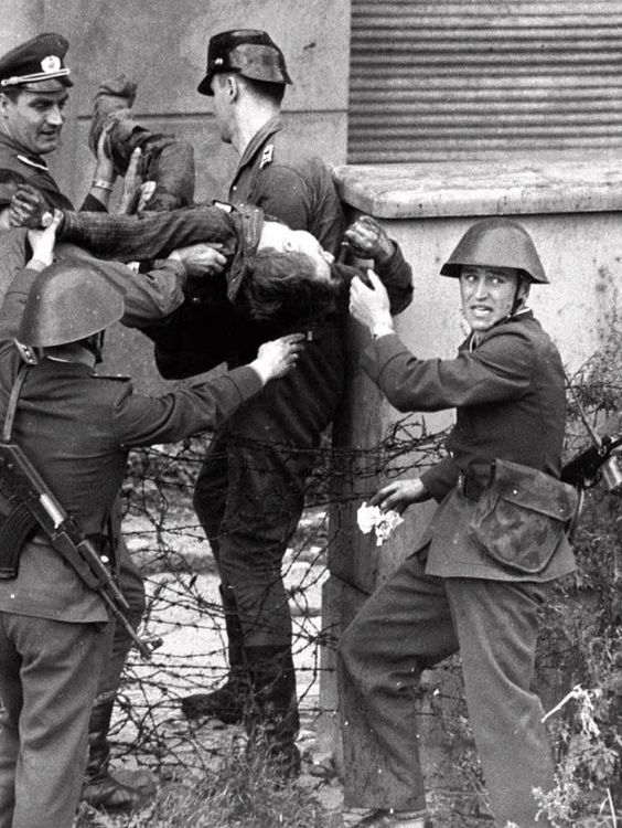 جنود من المانيا الشرقية يحملون جثمان هارب قتلوه