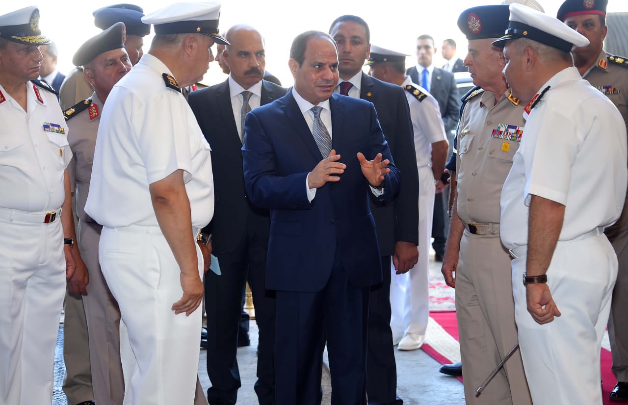 الرئيس السيسي يتفقد هناجر وورش إصلاح القوات البحرية (5)