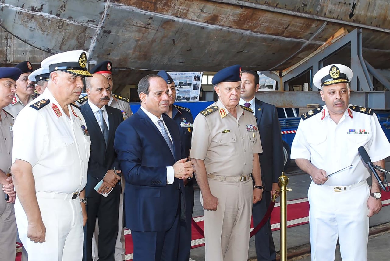 الرئيس السيسي يتفقد هناجر وورش إصلاح القوات البحرية (4)