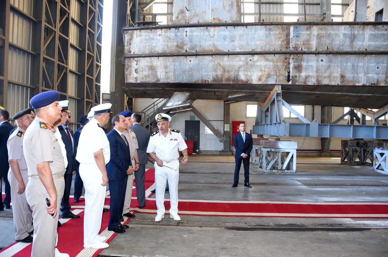 الرئيس السيسي يتفقد هناجر وورش إصلاح القوات البحرية (1)