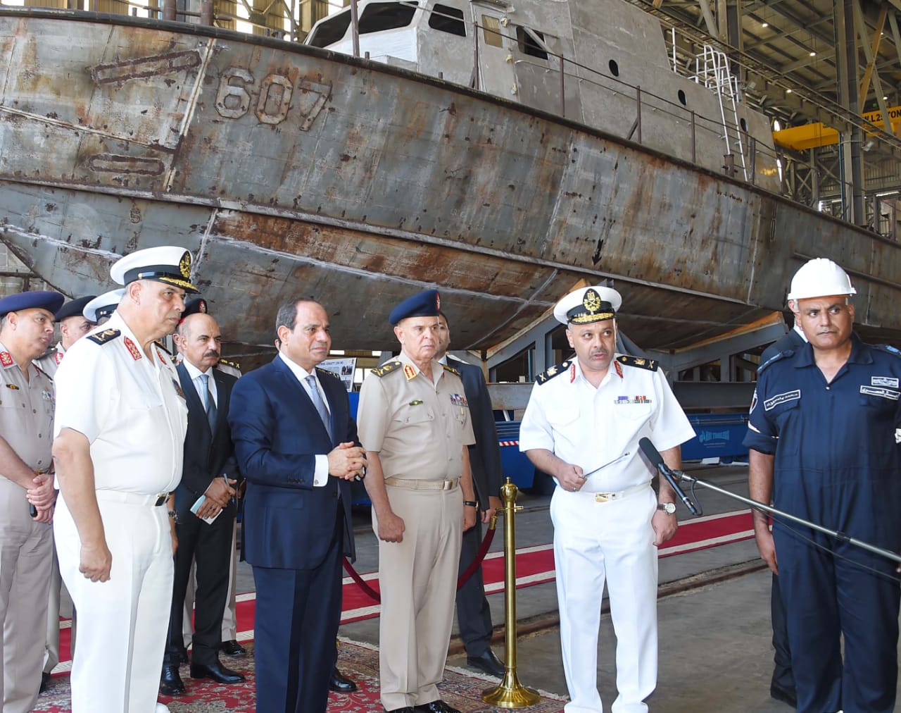 الرئيس السيسي يتفقد هناجر وورش إصلاح القوات البحرية (3)