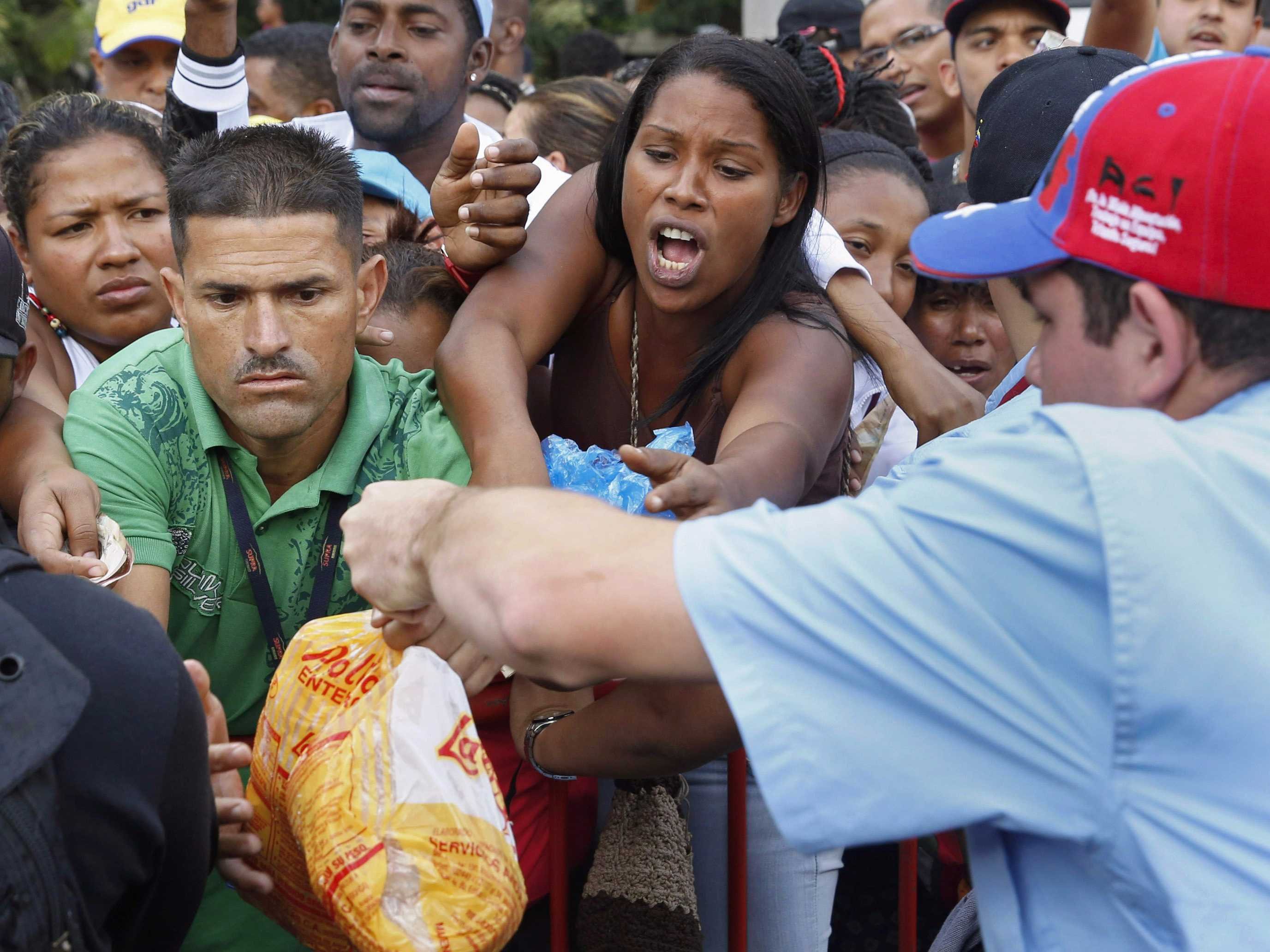 تزاحم فنزويليين على حصص السلع المدعمة