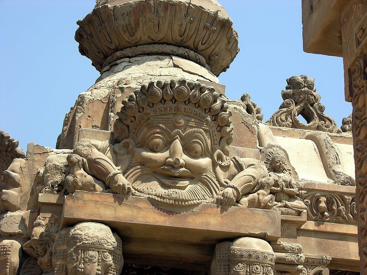 الإله الهندوسي بمدخل القصر