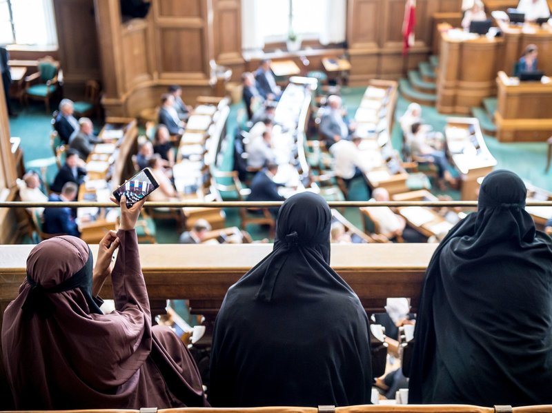 منقبات يحضرن جلسة البرلمان لمناقشة قانون حظر النقاب