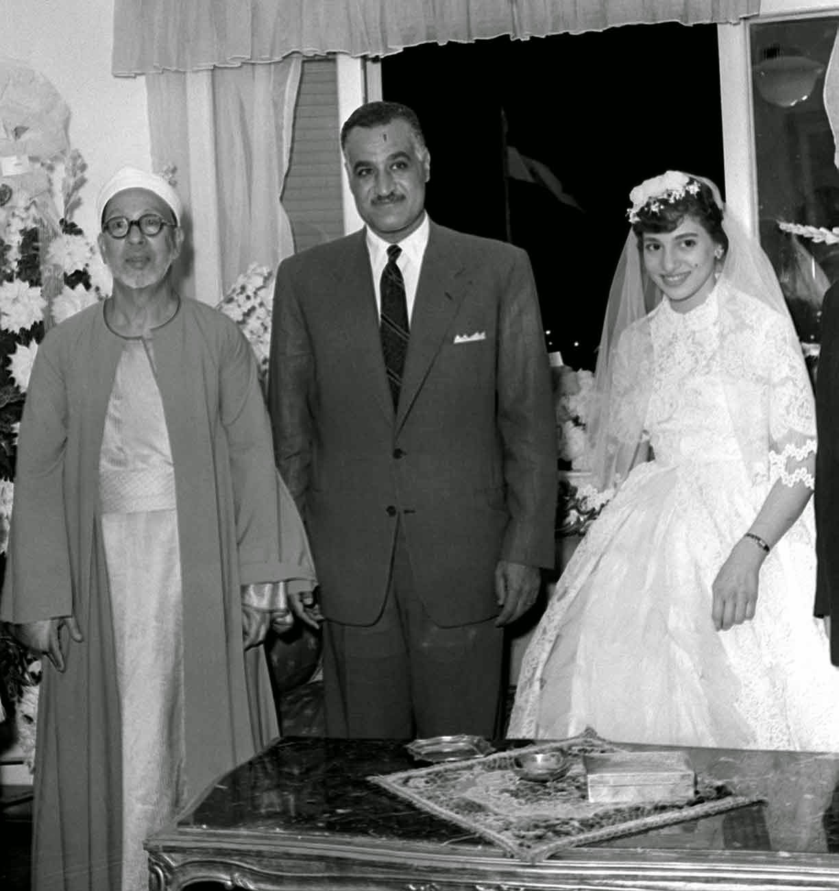 الشيخ عبدالرحمن تاج شيخ الأزهر فى حفل زفاف ابنته مع الرئيس عبدالناصر
