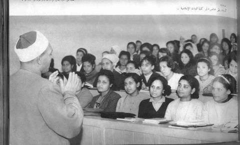 محاضرة فى كلية  البنات الاسلامية فى الستينات