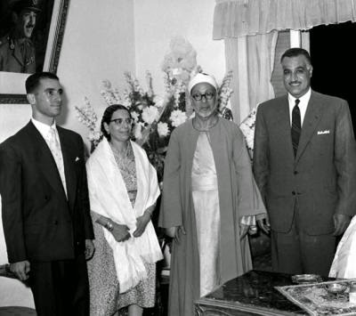 شيخ الأزهر عبدالرحمن تاج وزوجته فى حفل زفاف ابنتهما فى وجود عبدالناصر