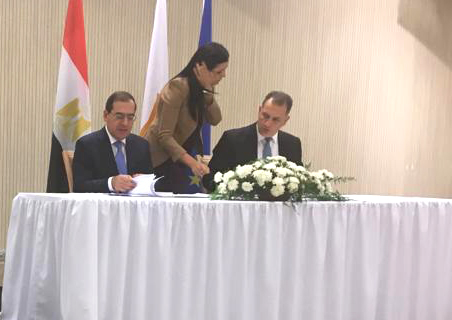 الوزيران المصرى والقبرصى خلال توقيع الاتفاق المشترك