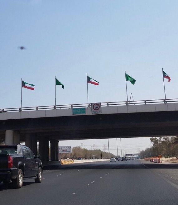 اعلام السعودية  في شوارع الكويت ترحيبا بالأمير محمد بن سلمان