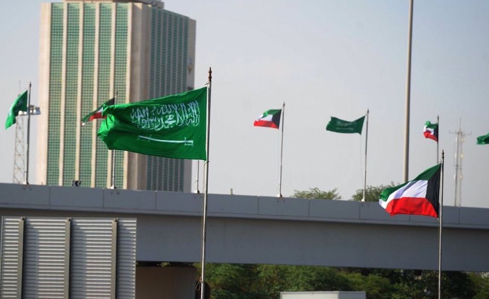 اعلام السعودية تزين شوارع الكويت