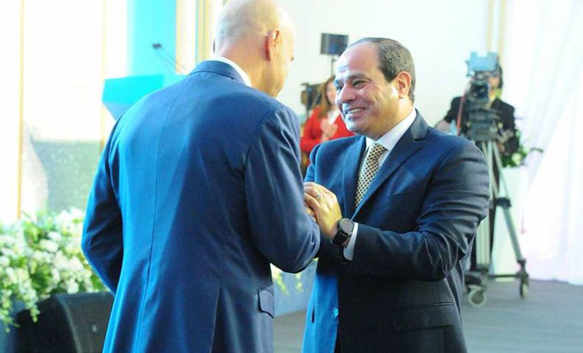 الرئيس السيسي مع رئيس شركة إيني خلال افتتاح حقل ظهر في يناير الماضي