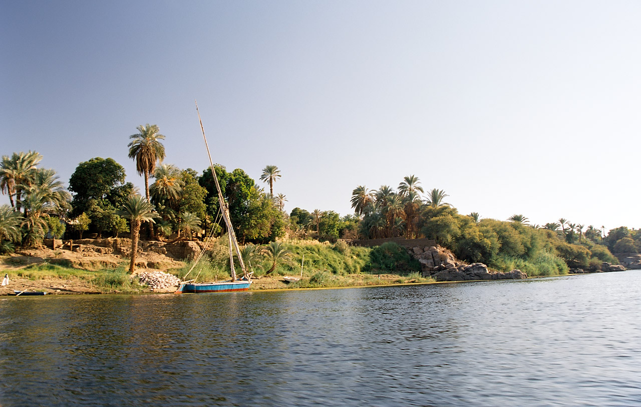 Aswan,_Elephantine,_west_bank,_Egypt,_Oct_2004