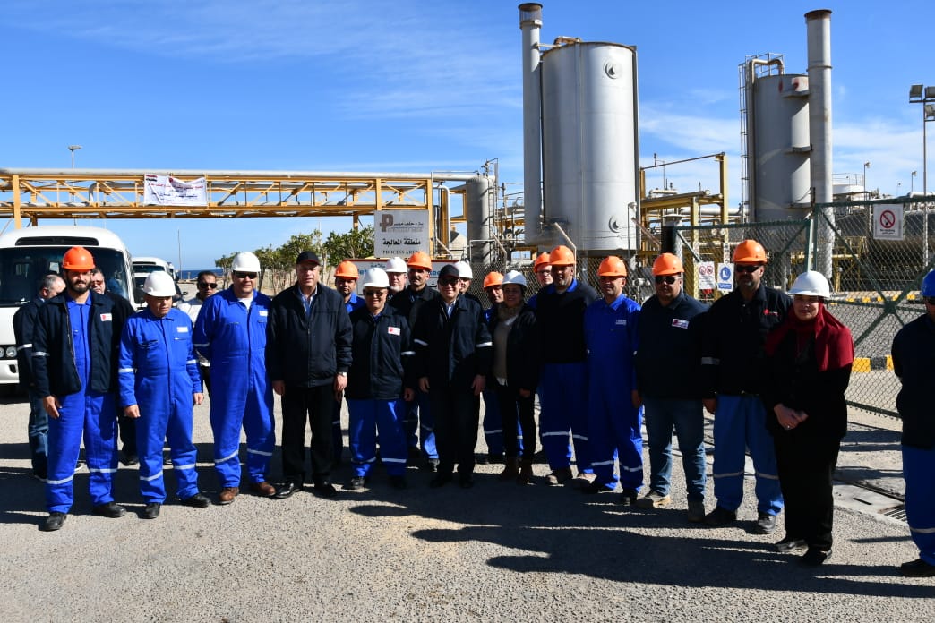 وزير البترول مع العاملين بشركة سوكو