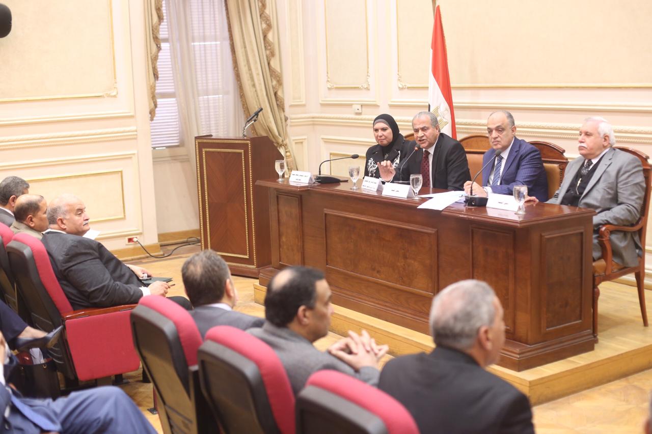 لجنة المشروعات الصغيره بحضور علي مصيلحي وزير التموين (2)