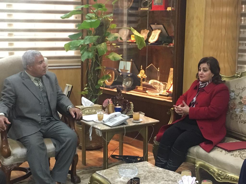 الدكتورة منى محرز  خلال الاجتماع مع اللواء أحمد إبراهيم محافظ أسوان