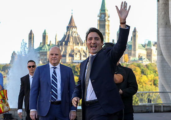 رئيس الوزراء الكندى يلوح لمؤيديه