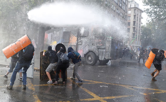 المظاهرات فى تشيلى بدأت بسبب ارتفاع أسعار تذكرة المترو