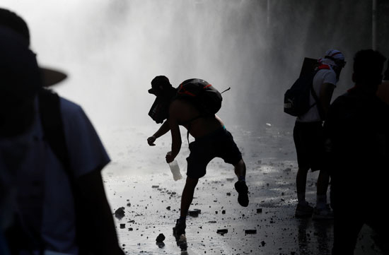 مواجهات عنيفة بين الشرطة والمتظاهرين فى تشيلى