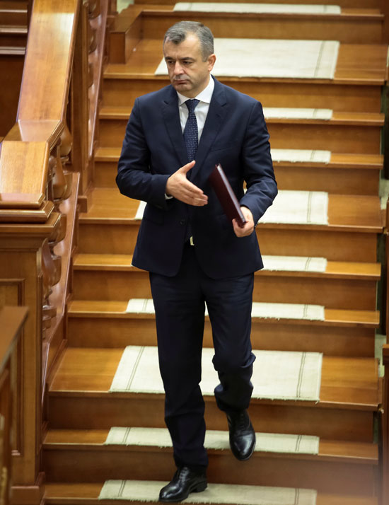 دخول رئيس وزراء مولدوفا الجديد إلى قاعة البرلمان