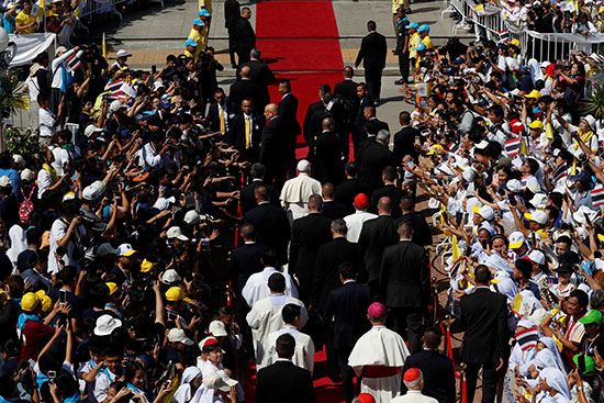 البابا وسط حشود بشرية خلال دخول الكنيسة
