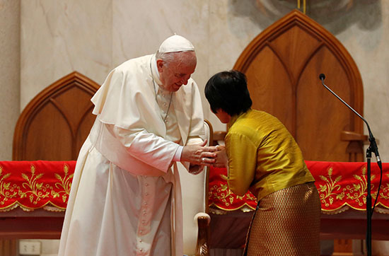 سيدة تقبل يد البابا داخل الكنيسة