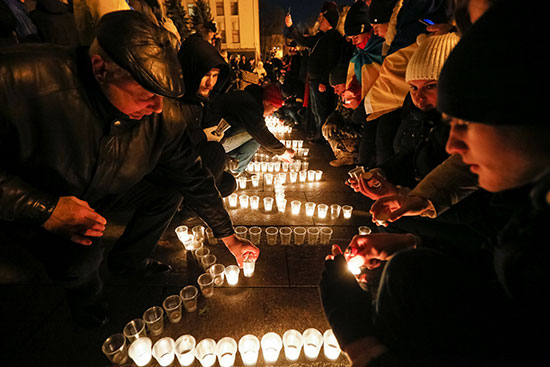 إضاءة الشموع على أرواح الضحايا فى ميدان الاستقلال