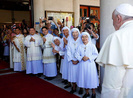 راهبات الكنيسة فى استقبال البابا