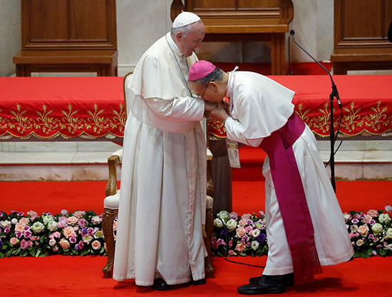 الأسقف جوزيف براتان يقبل يد البابا فرانسيس