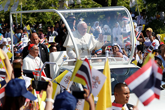 البابا فرنسيس داخل سيارة مكشوفة