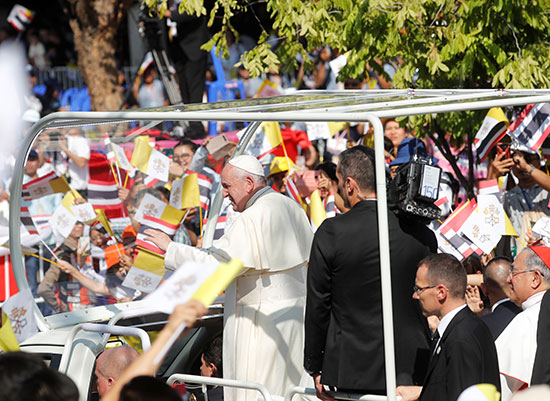 بابا الفاتيكان يرد تحية التايلنديين