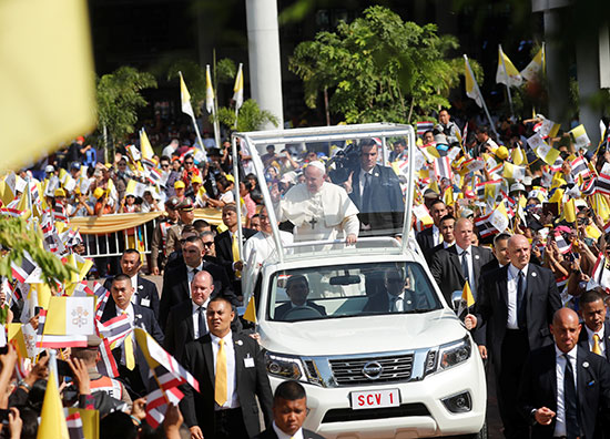البابا فى سيارة مكشوفة وسط الحشود الجماهيرية