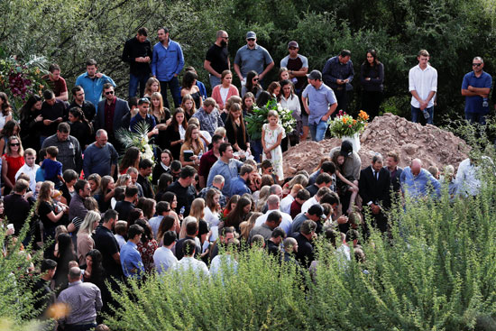 لحظة صمت أثناء دفن جثث الضحايا