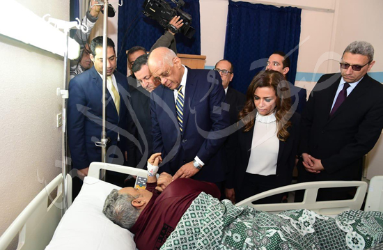 الدكتور علي عبدالعال  يزور مصابي حادث محطة مصر (2)