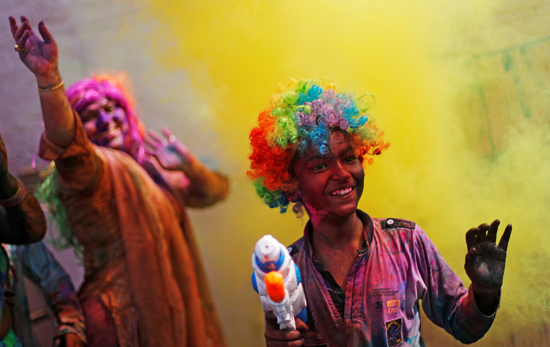 مهرجان الألوان المبهجة فى الهند احتفالا بقدوم فصل الربيع (17)