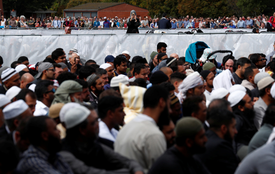 الآلاف فى تأبين ضحايا هجوم المسجدين بنيوزيلندا  (6)