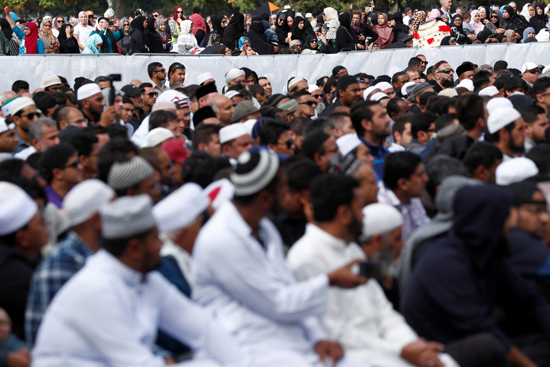الآلاف فى تأبين ضحايا هجوم المسجدين بنيوزيلندا  (3)