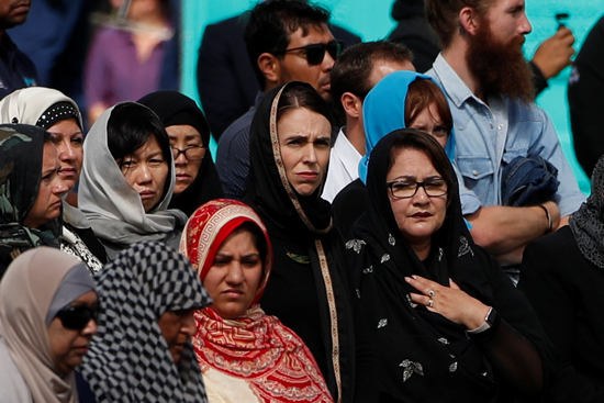 الآلاف فى تأبين ضحايا هجوم المسجدين بنيوزيلندا  (1)